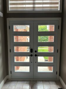 This description highlights the clear glass and its effect on the white door. Let me know if you need any further modifications.